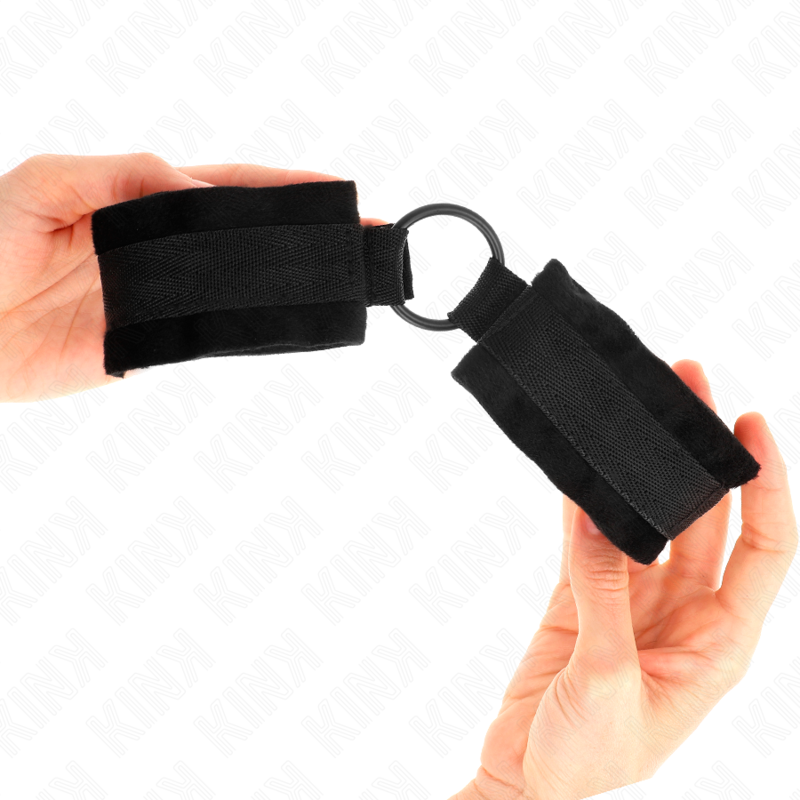 KINK - BEGINNER FUR HAND CUFFS 25 CM WITH O-RING 4 CM BLACK ADJUSTABLE 15-25 CM - Bild 4