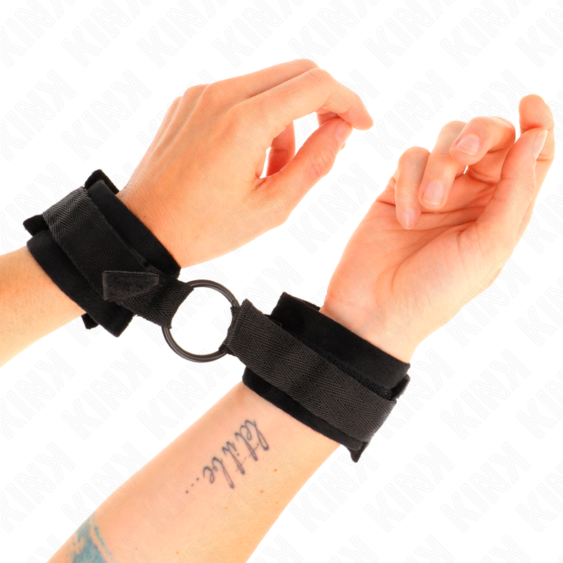 KINK - BEGINNER FUR HAND CUFFS 25 CM WITH O-RING 4 CM BLACK ADJUSTABLE 15-25 CM - Bild 4